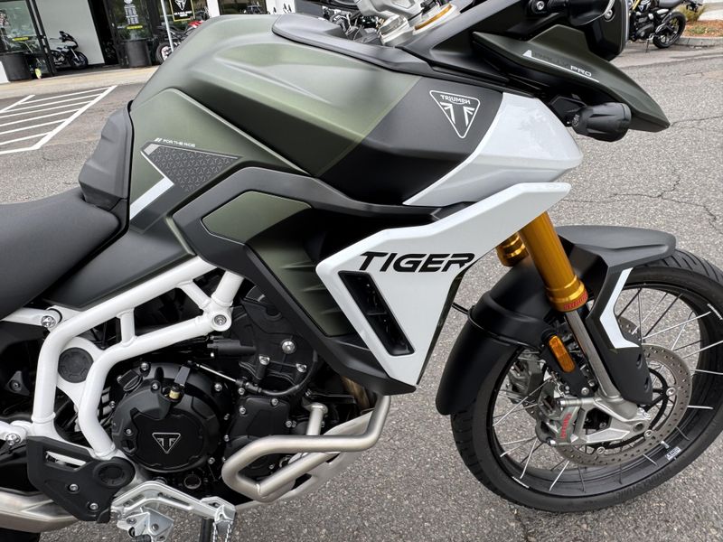 2024 Triumph Tiger 900 Rally Pro - KHAKI GREEN - PHANTOM BLACK 