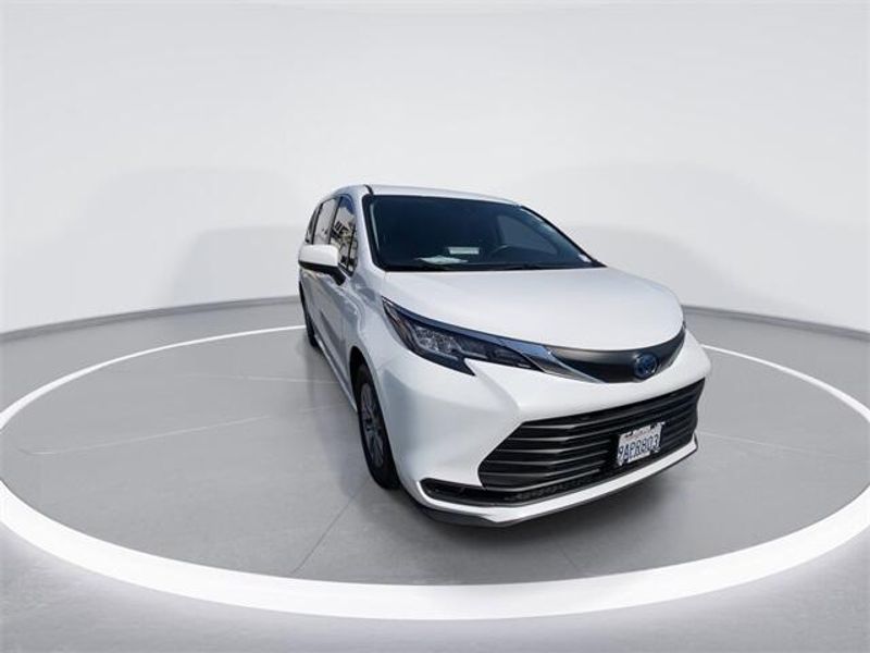 2021 Toyota Sienna LEImage 3
