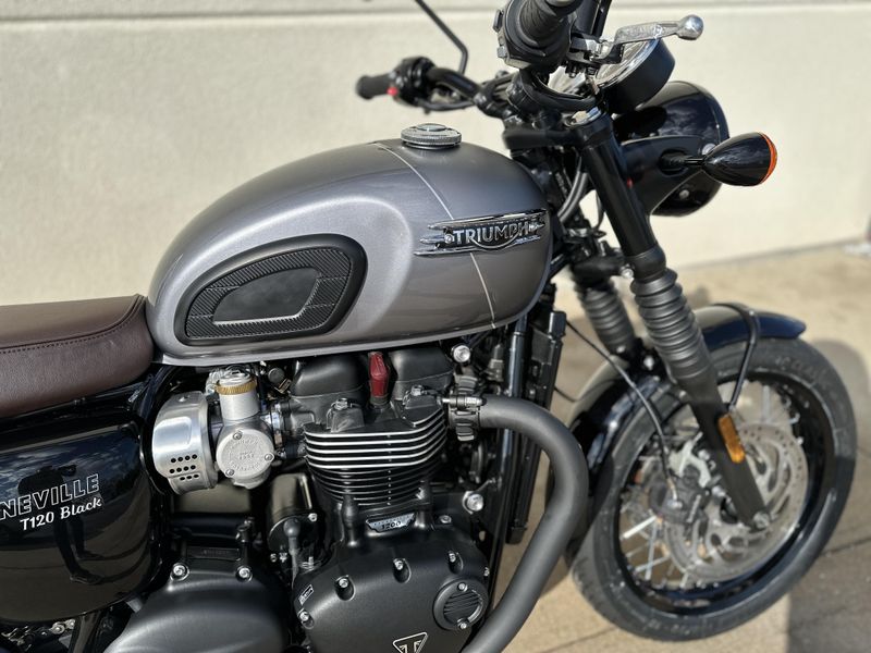 2025 Triumph BONNEVILLE T120 BLACKImage 7