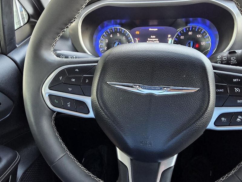 Used 2025 Chrysler Pacifica Select
