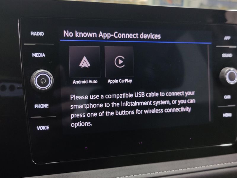 Used 2025 Volkswagen Taos SE Black AWD w/SunroofImage 22