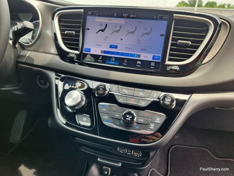 New 2025 Chrysler Voyager LxImage 32