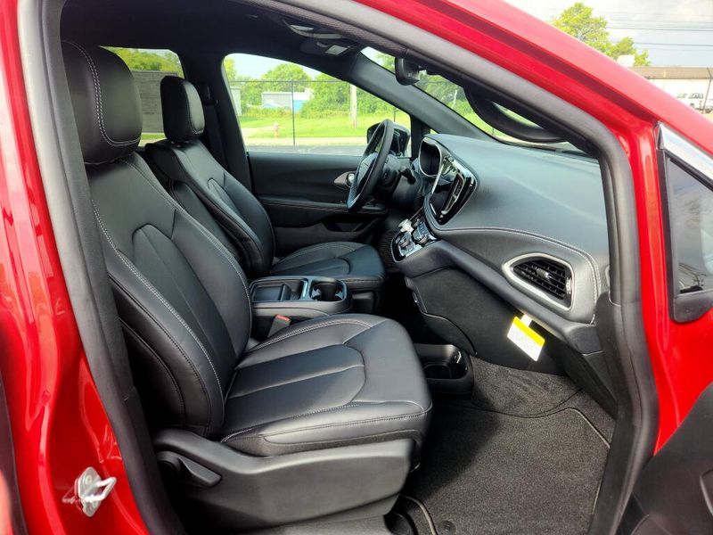 New 2027 Chrysler Pacifica Select