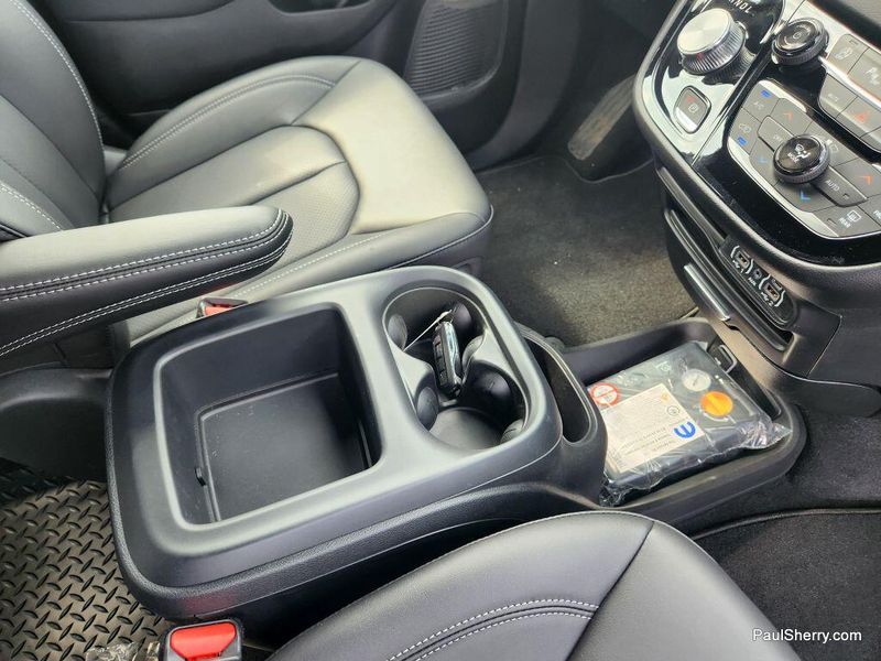 New 2025 Chrysler Voyager LXImage 49