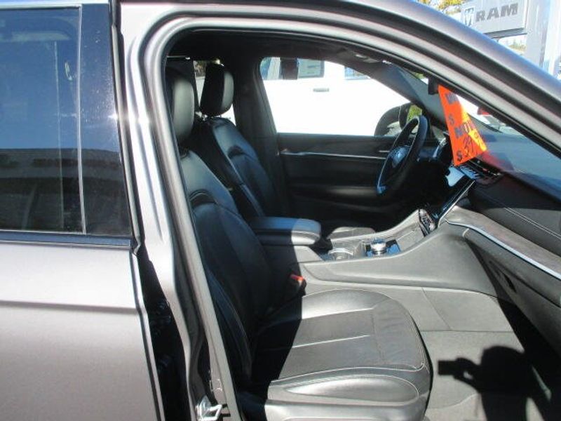 Used 2024 Jeep Grand Cherokee L LimitedImage 25