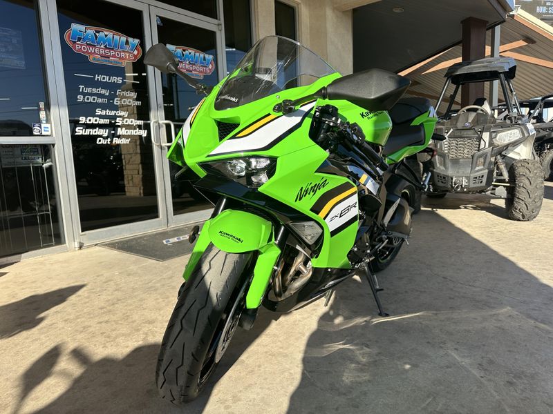 2025 Kawasaki NINJA ZX6R KRT EDITION ABS LIME GREEN AND EBONY AND PEARL BLIZZARD WHITEImage 7