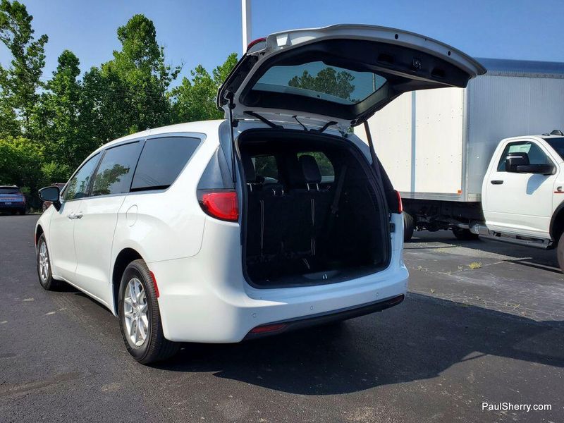 New 2025 Chrysler Voyager LxImage 10
