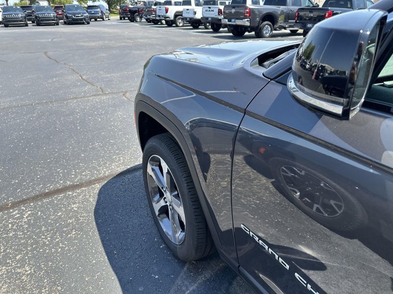 New 2025 Jeep Grand Cherokee L Limited 4x4Image 12