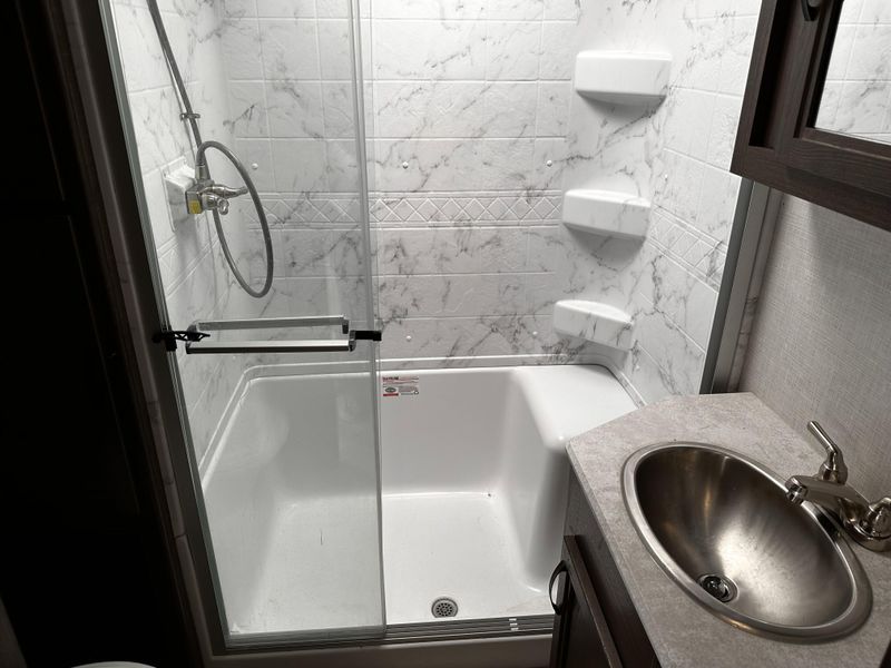 Used 2021 WINNEBAGO VOYAGE 3134RL Image 18