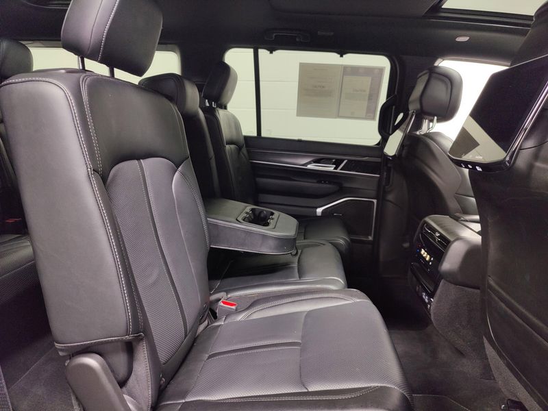2024 Jeep Wagoneer Series II Premium 4x4 w/Convenience/RSEImage 17