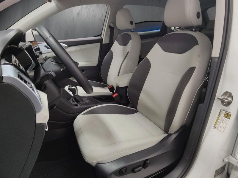 Used 2025 Volkswagen Taos SEImage 8