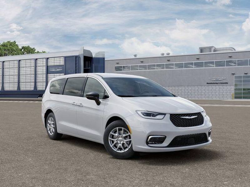 New 2026 Chrysler Pacifica SelectImage 5