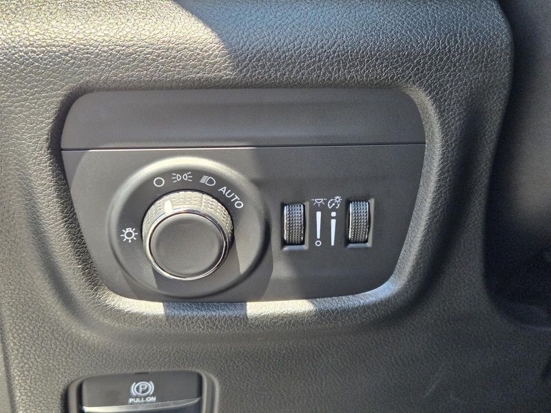Used 2023 Jeep Grand Cherokee L Laredo 4x2
