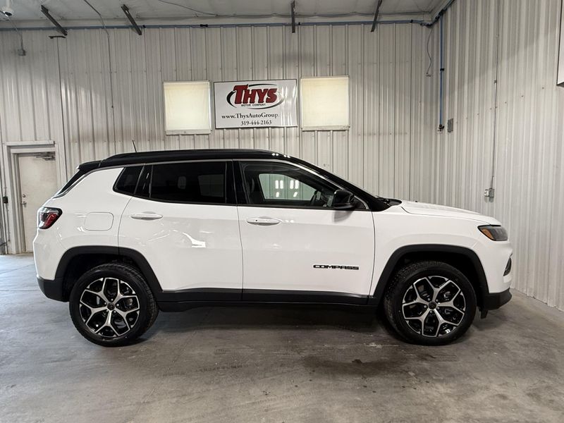 Used 2025 Jeep Compass LimitedImage 2