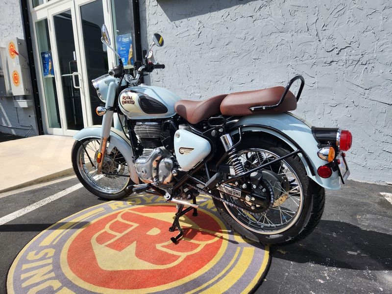 2024 Royal Enfield CLASSIC 350  in a HALCYON GREY exterior color. Royal Enfield Motorcycles of Miami (786) 845-0052 remotorcyclesofmiami.com 