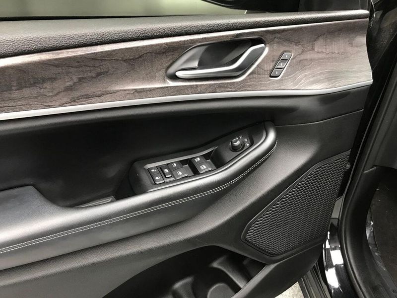 Used 2023 Jeep Grand Cherokee L LimitedImage 3