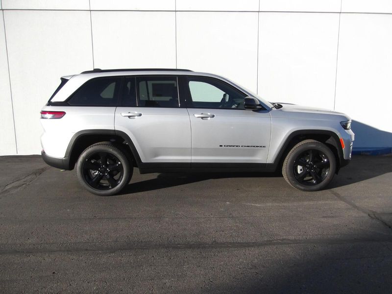 2025 Jeep Grand Cherokee Limited photo 3