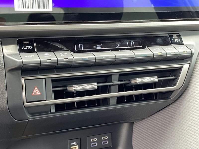 2025 Toyota Camry SEImage 17