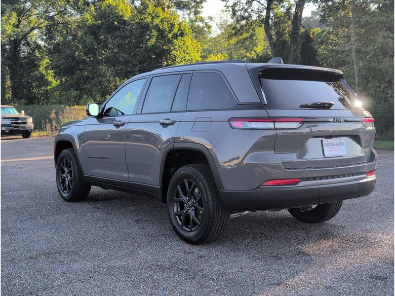 New 2027 Jeep Grand Cherokee Laredo AltitudeImage 3