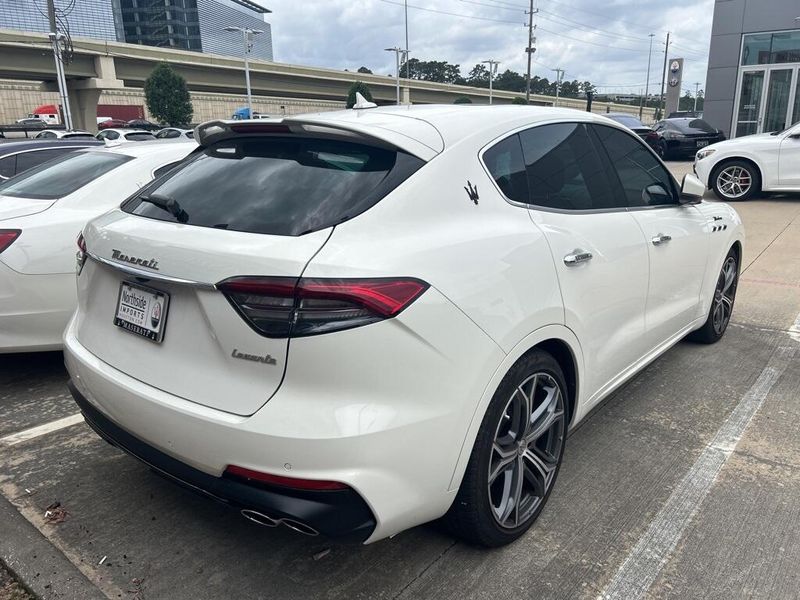 2022 Maserati Levante ModenaImage 3