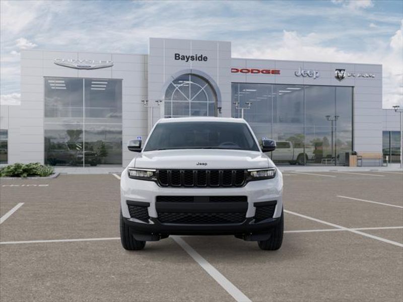 2025 Jeep Grand Cherokee Altitude photo 4