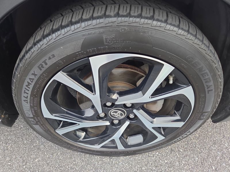 2018 Toyota C-HR XLE photo 9