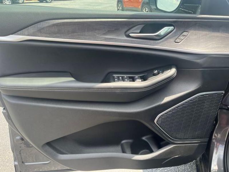 2025 Jeep Grand Cherokee L Limited 4x4