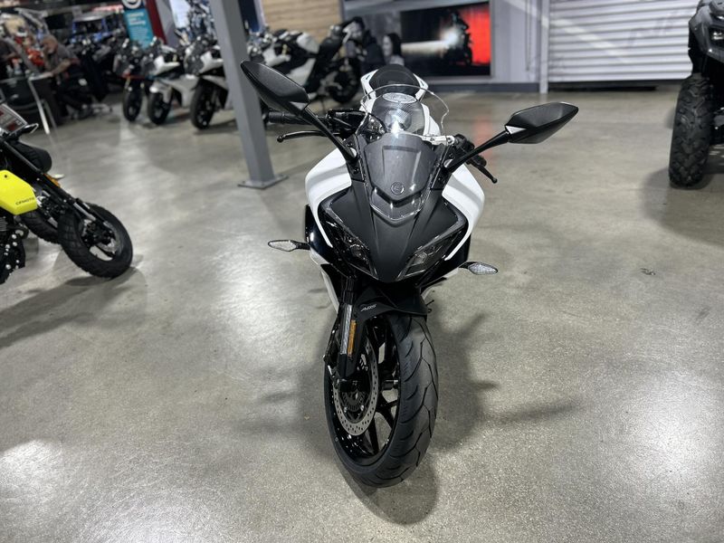 2025 CFMOTO 300SS Image 17