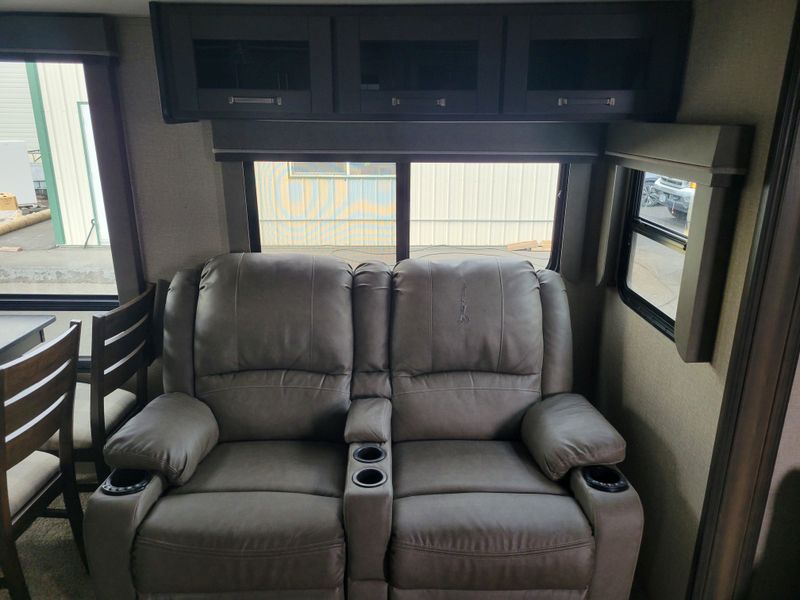 Used 2021 GRAND DESIGN M-320MKS Image 18