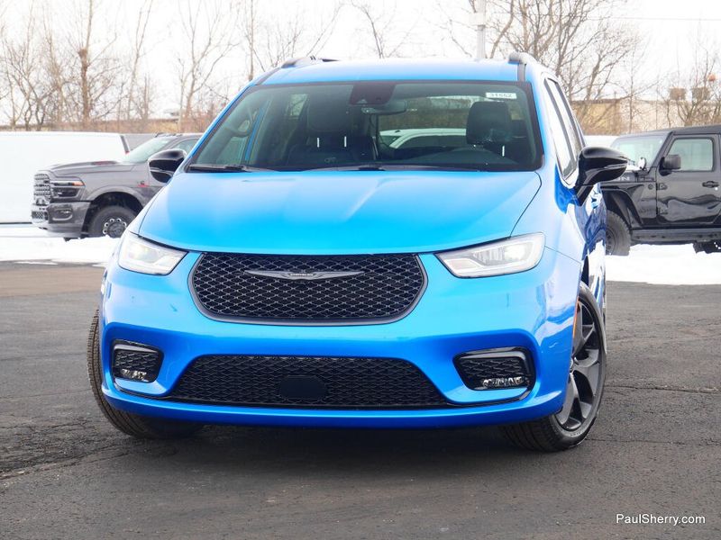 New 2026 Chrysler Pacifica Select