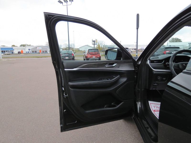 Used 2023 Jeep Grand Cherokee L Limited 4x4 4dr SUVImage 6