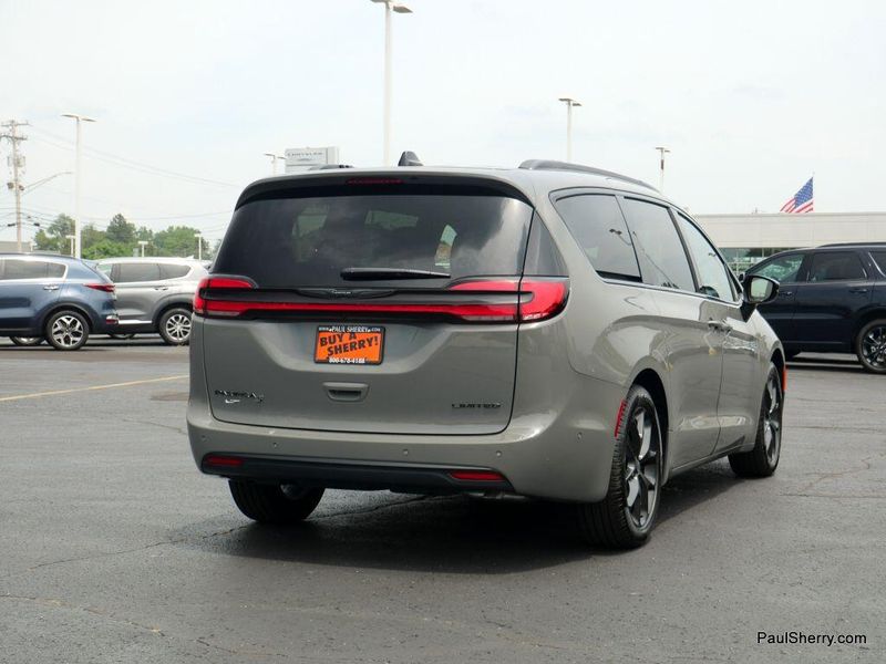 New 2025 Chrysler Pacifica LimitedImage 11