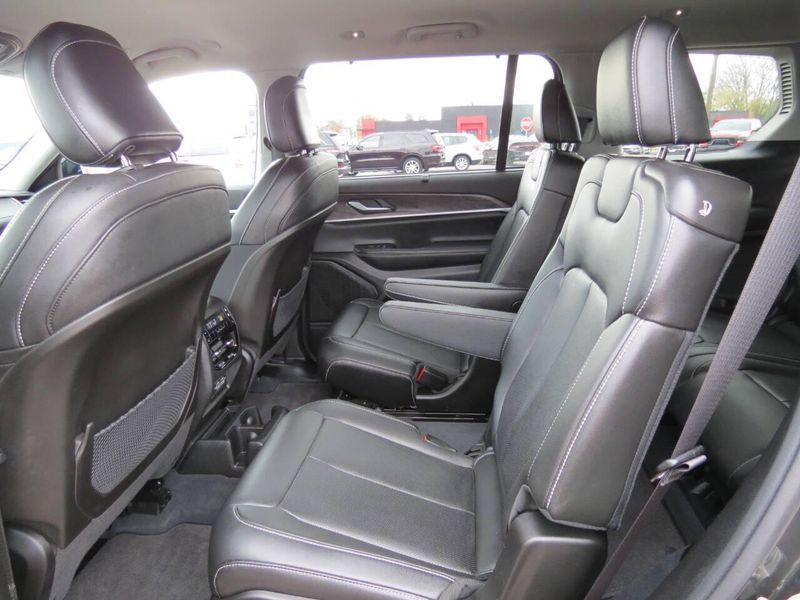 Used 2023 Jeep Grand Cherokee L Limited 4x4 4dr SUVImage 28