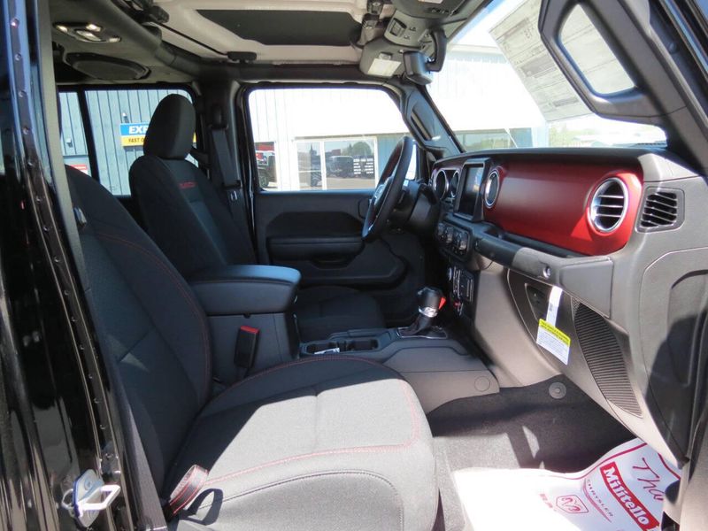 2023 Jeep Gladiator Rubicon 4x4 4dr Crew Cab 5.0 ft. SBImage 24