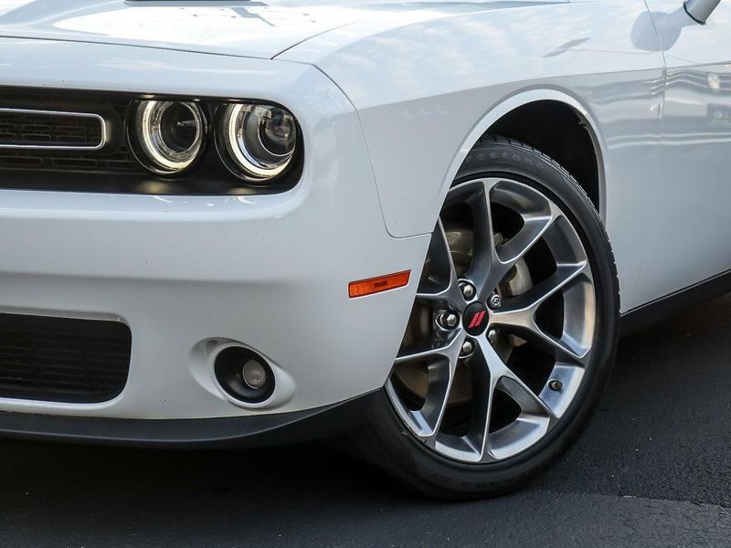 2022 Dodge Challenger SXT photo 3
