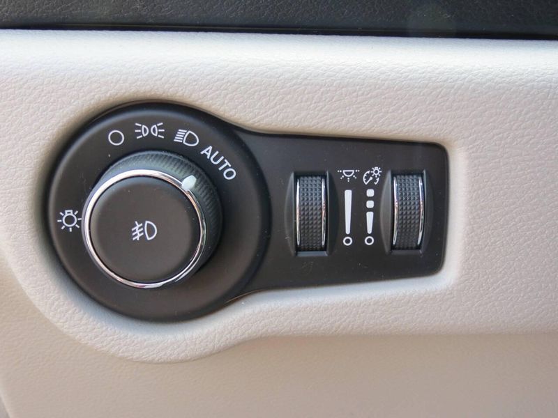2020 Chrysler Pacifica Touring Plus photo 12