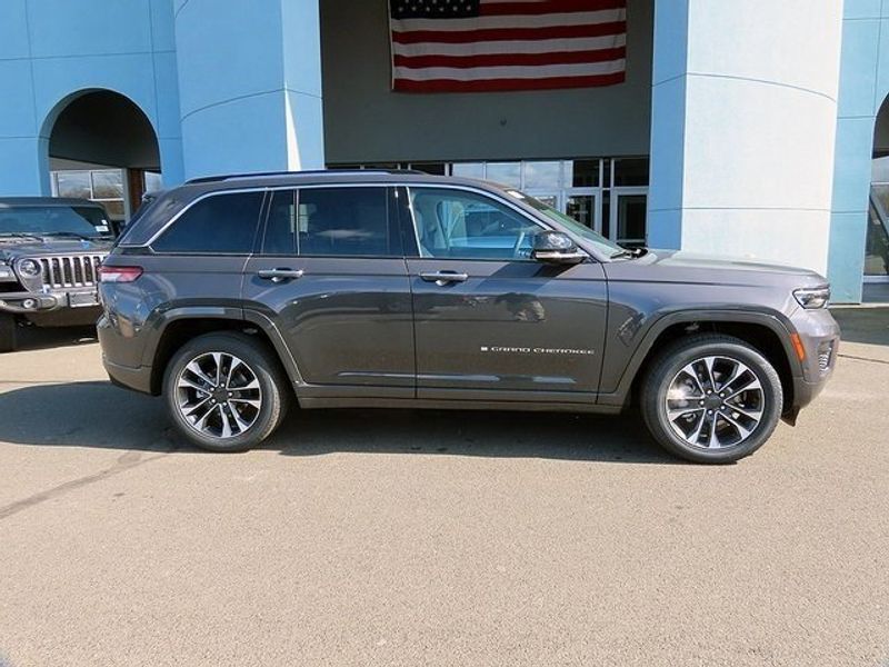 2023 Jeep Grand Cherokee OverlandImage 2