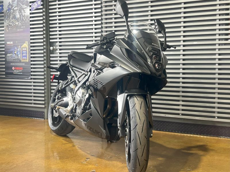 2025 Suzuki GSX-8R Image 11