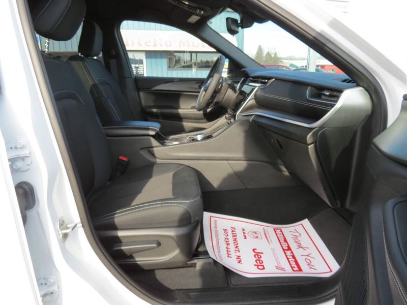 Used 2024 Jeep Grand Cherokee Laredo 4x4 4dr SUVImage 8