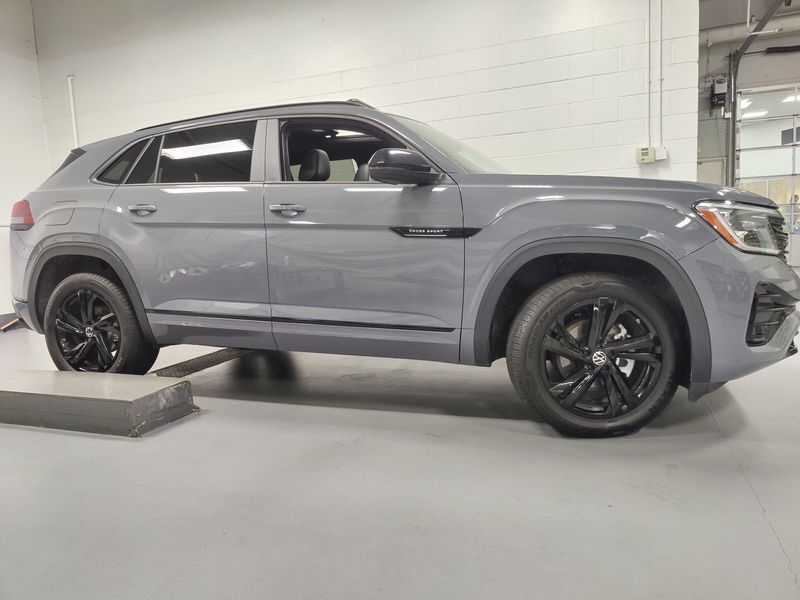 Used 2025 Volkswagen Atlas Cross Sport SEL R-Line Black AWD w/Sunroof/NavImage 3