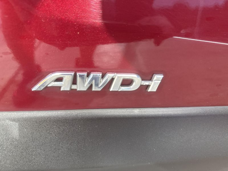 Used 2018 Toyota RAV4 Hybrid XLEImage 16
