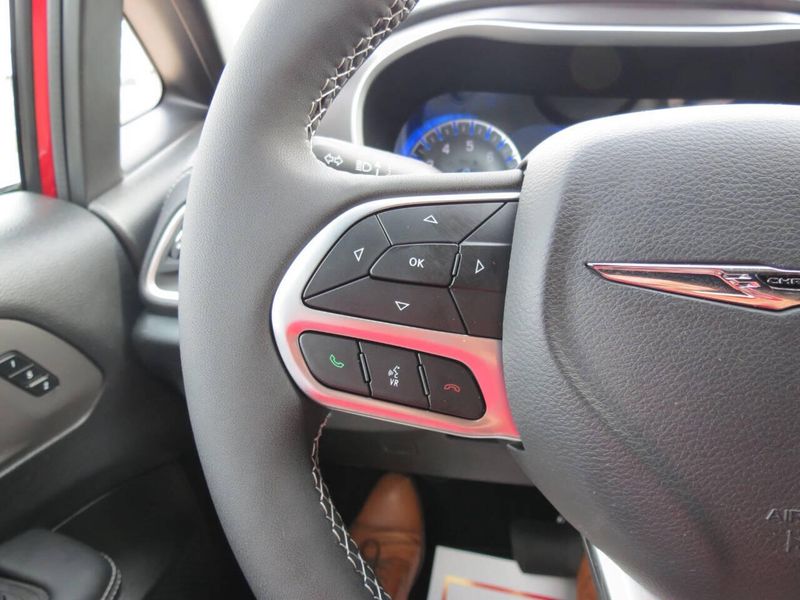 New 2026 Chrysler Pacifica SelectImage 9