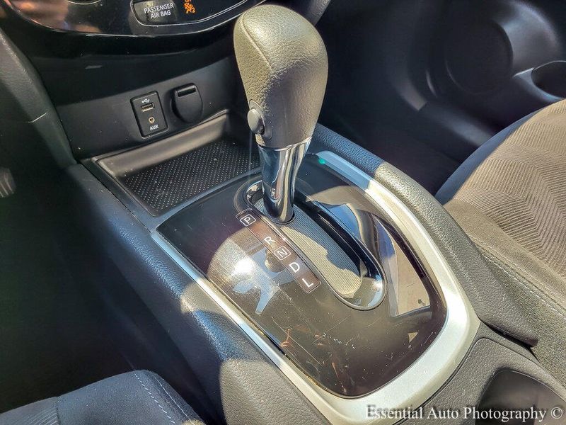 2015 Nissan Rogue SV photo 15