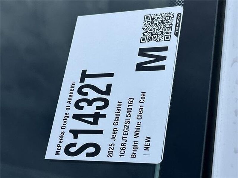 New 2025 Jeep Gladiator Mojave 4x4Image 24