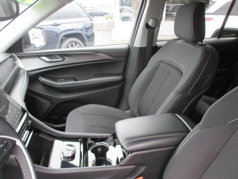 Used 2023 Jeep Grand Cherokee LaredoImage 21