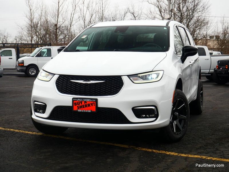 Used 2024 Chrysler Pacifica Touring