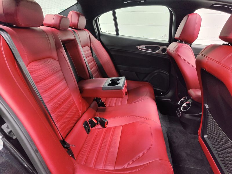 2024 Alfa Romeo Giulia Veloce Premium Q4 AWD w/Sunroof/NavImage 18