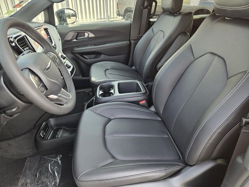 New 2026 Chrysler Pacifica Select FWD