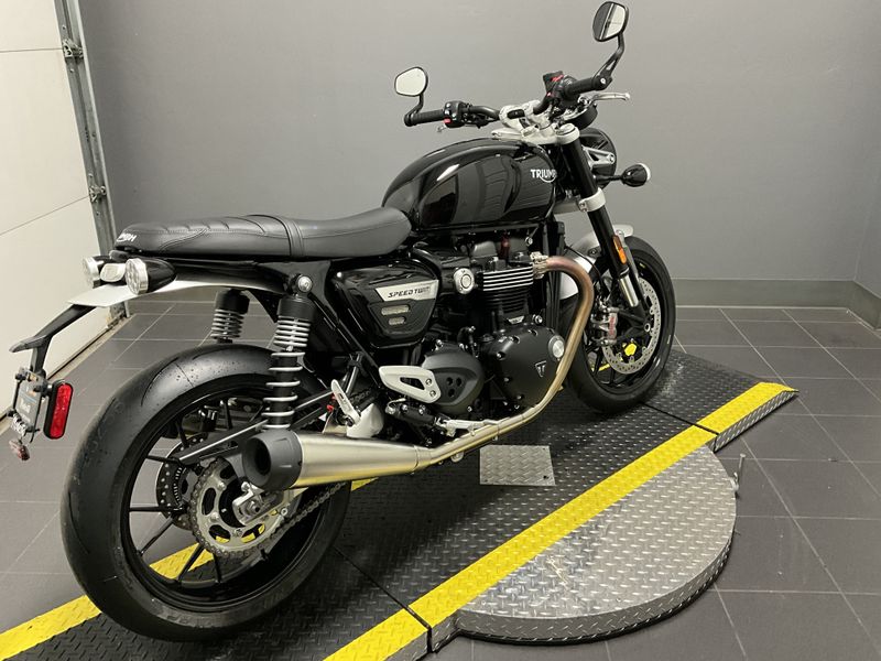 2024 Triumph SPEED TWIN 1200 in a JET BLACK exterior color. BMW Motorcycles of Modesto 209-524-2955 bmwmotorcyclesofmodesto.com 