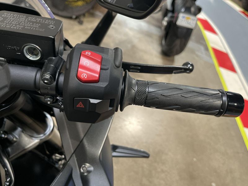 2025 Suzuki GSX-8R Image 12